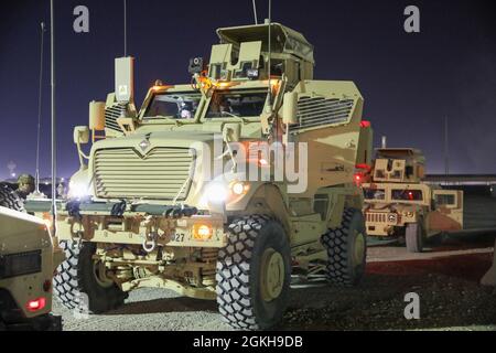 L'esercito degli Stati Uniti M1224 Maxxpro (MRAP) assegnato alla Delta Company 3-172 Infantry-Mountain, Task Force Iron Valor, fase in Kuwait, 21 aprile 2021. I soldati della Delta Company e il MRAP forniscono sicurezza durante un esercizio di convalida a tempo. Foto Stock