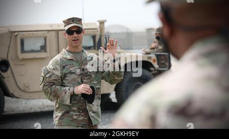 Il Coll. Brian Kibitlewski, comandante, Battaglione delle truppe speciali, 1° comando di sostegno al Teatro, esprime la sua gratitudine ai soldati durante una cerimonia di premiazione a Camp Arifjan, Kuwait, 22 aprile 2021. Il team è stato parte integrante della creazione del posto di comando di spedizione che offre al TSC la capacità di avere una capacità operativa avanzata per fornire supporto operativo a livello di supporto in qualsiasi parte del mondo. Foto Stock