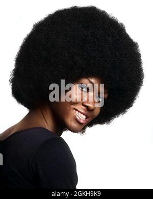 RITRATTO DEGLI ANNI '70 DI DONNA AFROAMERICANA SORRIDENTE CON GRANDE STILE AFRO CAPELLI APPOGGIATI IN AVANTI GUARDANDO LA FOTOCAMERA SOPRA LA SPALLA - G8015C HAR001 HARS RITRATTI VERTICALI GROWNUP PERSONE BAMBINI AFRO TRENDY FIDUCIA OVERSIZE OCCHIO DI DONNA CONTATTO RILASCIA LA TESTA E LE SPALLE DI MINORANZA LA LIBERAZIONE DELLA DONNA AFROAMERICANA DAI CAPELLI LUNGHI DIRITTI DELLE DONNE HAIRSTYLE LIB TENDENZA MAGGIORATA DEI DIRITTI DELLA DONNA DIVERSITÀ ETHNIC LIB DELLA DONNA LIBERAZIONE DEI DIRITTI AFRO-AMERICANI DELLE DONNE SORRISI CONNESSIONE NERI CAPELLI LUNGHI LIBERAZIONE ELEGANTE DONNE HAIRDO MINORANZE TENDENZE GIOVANE ADULTA DONNA HAR001 VECCHIO STILE Foto Stock