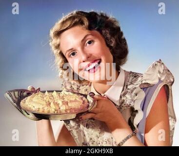 DONNA SORRIDENTE ANNI '50 CASALINGA CHE INDOSSA GREMBIULE GUARDANDO LA MACCHINA FOTOGRAFICA CHE PRESENTA TENENDO FRESCO TORTA MERINGA TOP - H1934C DEB001 HARS PREPARARE SPAZIO COPIA CRESCIUTO-UP CURA COTTA FIDUCIA ESPRESSIONI OCCHIO B&W CONTATTO OMEMAKER PERSONE STORIA FELICITÀ MERINGA TESTA E SPALLE ALLEGRE PRESENTANTI ORGOGLIO SORRIDE GIOIOSO NUTRIMENTO DEB001 GIOVANE DONNA GIOVANE GIOVANE DI FRESCO ADULTA IN BIANCO E NERO ETNIA CAUCASICA VECCHIO STILE Foto Stock