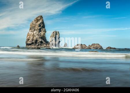 Rocce vicino all'Haystack Rock sulla Cannon Beach, Ecola state Park, Oregon Foto Stock