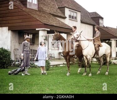 1920 ANNI '30 DUE COPPIE UNO SUI CAVALLI L'ALTRO INDOSSANDO ABITI DA GOLF AL BERKSHIRE HOUND E COUNTRY CLUB BERKSHIRES MA USA - H2804C HAR001 HARS ALTRI GOLFER VECCHIO TEMPO NOSTALGIA TENUTA VECCHIO STILE DI COMUNICAZIONE DI MODA GIOVANI CAVALLI ADULTI CAVALCARE ATLETA RICCO LIFESTYLE DONNE GROWNUP SALUBRITÀ LUSSO STATI UNITI COPIA SPAZIO AMICIZIA FULL-LENGTH DONNE FISICHE FITNESS PERSONE SELLA CRESCIUTO STATI UNITI D'AMERICA MASCHI GOLF ATLETICA FIDUCIA INGLESE BERKSHIRE B&W CLUB NORD AMERICA RIDER CAVALLO FELICITÀ MAMMIFERI TEMPO LIBERO STILI HOUND RICCHEZZA RICREATIVA Foto Stock