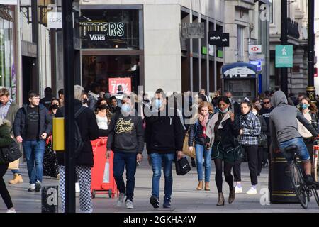 Persone che indossano maschere protettive sul viso di Oxford Street durante la pandemia del coronavirus. Londra, Regno Unito, 7 ottobre 2020. Foto Stock