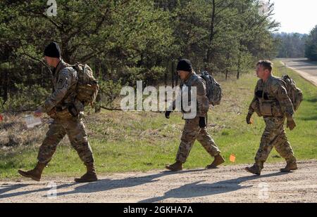 SGT. 1a Classe John Wixson, un miglior concorrente guerriero per la 166a Aviazione, ha guidato davanti a Sgt. Prima classe Francisco Torres e staff Sgt. Chris LaBeause durante l'evento di navigazione terrestre per il primo Army Best Warrior Competition Aprile 22, a Fort McCoy, Wisconsin. La fine è vicino a solo due eventi si trovano di fronte ai concorrenti per scoprire quale soldato sarà il primo miglior guerriero dell'Armata. Foto Stock