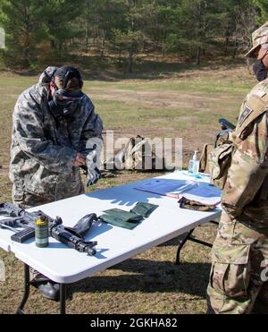 Personale Sgt. Chris LaBeause, un miglior concorrente guerriero per la 157a Brigata di fanteria, è stato valutato per la procedura e il tempo di mettere sul suo materiale chimico, biologico, radiologico, nucleare ed esplosivo per il primo Concorso di miglior guerriero dell'Esercito Aprile 22, a Fort McCoy, Wis. La fine è vicino solo due eventi si trovano davanti ai concorrenti per trovare quale soldato sarà il primo miglior guerriero dell'esercito. Foto Stock