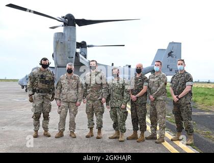 210422-N-OX321-1056 STAZIONE AERONAVALE SIGONELLA, Italia (22 aprile 2021) da destra a sinistra: James link dell'Esercito degli Stati Uniti, Gen. Kirk Smith, Vice Comandante, comando dell'Africa degli Stati Uniti, il Major dell'Esercito degli Stati Uniti Matthew Piosa, CMdR. Ronald Cappellini, Executive Officer, Naval Air Station (NAS) Sigonella, U.S. Marine Corps Major J. Travis Stephenson, U.S. Air Force Lt. Colon. James Musser, E Clark Mitchell, USA Marine Corps Lt. Col., posa per una foto di fronte a un V-22 Osprey assegnato a Marine Medium Tiltrotor Squadron (VMM) 261 durante la visita del sito di Smith a NAS Sigonella, 22 aprile 2021. NAS Sigonella, str Foto Stock