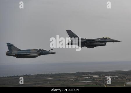 Un aereo ellenico Mirage 2000 e un US Air Force F-16 Fighting Falcon assegnato al 510th Fighter Squadron eseguono un volo sopra la Grecia, il 22 aprile 2021. Gli Stati Uniti condividono interessi comuni nel mantenimento della sicurezza, della sicurezza e della prosperità dell’Europa. Foto Stock