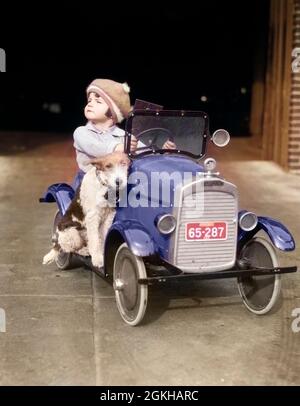 1920 RAGAZZA IN TOY PEDAL CAR CON CANE SEDUTO SU TAVOLA DA CORSA RAGAZZA CHE GUARDA A TESTA LATERALE SU - J1816C HAR001 HARS PEDALE FIDUCIA TRASPORTO B&W LIBERTÀ SOGNI MAMMIFERI AVVENTURA AUTOS CANINES ECCITAMENTO FINO AUTOMOBILI FUGA IMMAGINAZIONE ELEGANTE VEICOLI CANINE GIOVANI MAMMIFERO RUNNING BOARD TOGETHERNESS ATTEGGIAMENTO BIANCO E NERO ETNIA CAUCASICA HAR001 VECCHIO STILE Foto Stock