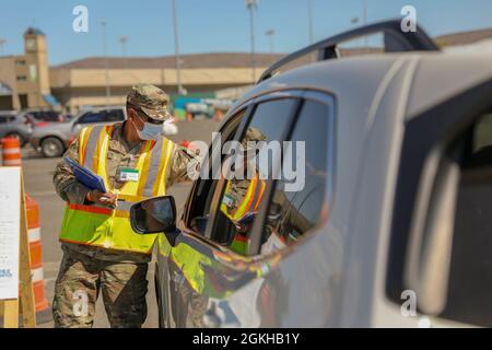 SPC dell'esercito degli Stati Uniti. Clarsonelle Garcia, una medaglia di combattimento assegnata alla sessantaduesima brigata medica (MED BDE), pone una scheda con il numero due per identificare che i membri della comunità di Yakima stanno ricevendo la loro seconda dose del vaccino COVID-19 nell'area di screening del Centro di vaccinazione della comunità di Yakima (CVC), Yakima, Washington, Aprile 22, 2021. Il CVC, gestito dallo stato e supportato a livello federale, dispone di 149 dipendenti federali che si avvalgono in loco dell'Agenzia federale per la gestione delle emergenze, del Dipartimento della difesa e dell'Agenzia per la sicurezza informatica e delle infrastrutture. Soldati assegnati al 62° MED BDE dispiegato da Joi Foto Stock