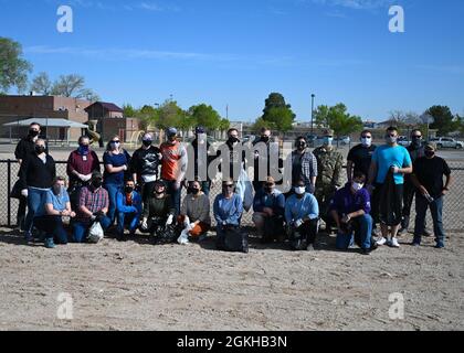 I membri del Team Kirtland posano per una foto di gruppo durante le attività della Giornata della Terra a livello di base sulla base dell'Aeronautica militare di Kirtland, New Mexico, 22 aprile 2021. Per celebrare la Giornata della Terra, diversi membri del Team Kirtland si sono offerti volontariamente di ripulire varie aree intorno alla base abitativa e alla scuola elementare. Foto Stock