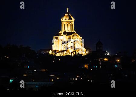 Vista panoramica della Cattedrale della Santissima Trinità di notte illuminata in Tbilisi Georgia Foto Stock