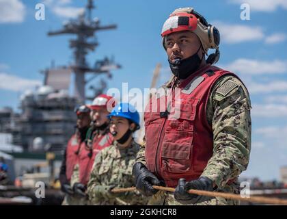 210422-N-OH958-1252 PORTSMOUTH, Va. (22 aprile 2021) i marinai a bordo della portaerei USS George H. W. Bush (CVN 77) assistono nel carico della gru di salvataggio e di arresto dell'aeromobile, nota come “Tilly”. GHWB è al cantiere navale di Norfolk che sta subendo la sua disponibilità incrementale pianificata di docking. Foto Stock