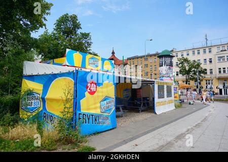 POZNAN, POLONIA - 10 luglio 2017: Un fast food operativo 24 ore su 24 accanto a un marciapiede su Roosevelt Street, Polonia Foto Stock