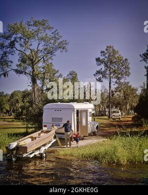 FAMIGLIA ANNI '60 1970 PADRE FIGLIO LANCIO FUORIBORDO BARCA A MOTORE SUL RIMORCHIO IN ACQUA SULLA RAMPA FLORIDA USA - KM1688 CYP001 HARS VEICOLO A MOTORE TROPICALE LAVORO DI SQUADRA VACANZA FIGLI STILE DI VITA RURALE STATI UNITI COPIARE SPAZIO A TUTTA LUNGHEZZA PERSONE STATI UNITI MASCHI TRASPORTO PADRI TEMPO LIBERO AVVENTURA TEMPO LIBERO E FUGA DADS RICREAZIONE RICREATIVO VEICOLO VACANZE RICREAZIONE COLLEGAMENTO CAMPER COOPERAZIONE GIOVANI METÀ-ADULTO METÀ-ADULTO UOMO FUORIBORDO RV TOGETHERNESS VACANZE ETNIA CAUCASICA VECCHIA RAMPA TRAINATA Foto Stock