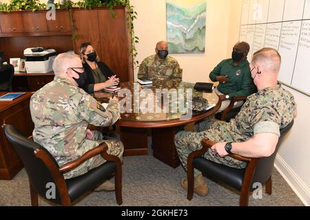 Briga corpo marino. Il generale Keith D. Reventlow, davanti a destra, comandante della sede centrale della Defense Logistics Agency Distribution, siede insieme a Army Col. Robb Meert, direttore DELLA distribuzione DELLA DLA J3, insieme ai leader della DISTRIBUZIONE E dell'aviazione DELLA base aerea Robins, Georgia, 22 aprile 2021. Questa è la prima visita di Reventlow a DLA Warner Robins da quando è diventato il comandante della DLA Distribution Headquarters a New Cumberland, Pennsylvania. Foto Stock