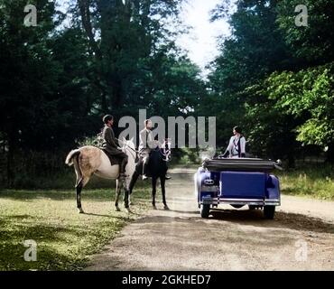 1920 ANNI '30 ELEGANTE COPPIA BENE-DA-FARE SU CAVALLI INCONTRO DONNA FERMATO SU STRADA IN AUTO DA TURISMO CONVERTIBILE - M2944C HAR001 HARS DRIVE COPPIA ELEGANTE ROMANTICISMO COMUNITÀ COLORE CONVERTIBILE VECCHIO TEMPO ARCHIVIO NOSTALGIA TENUTA VECCHIA MODA AUTO 1 CAMPAGNA STILE COMUNICAZIONE VEICOLO AMICO GIOVANE ADULTO RIDE RICCA VACANZA STILE DI VITA RURALE COPIA SPAZIO AMICIZIA FULL-LENGTH AUTO AMERICANA TRASPORTO INCONTRARE CAVALLO FELICITÀ AVVENTURA TEMPO LIBERO ARCHIVAL AUTOS RICREAZIONE RICCHEZZA PAESE CLUB BERKSHIRES AUTOMOBILISTICO JODHPUR CLASSE SUPERIORE UPSCALE NON PAVIMENTATO CONNESSIONE AFFLUENT AUTOMOBILI MANLY Foto Stock