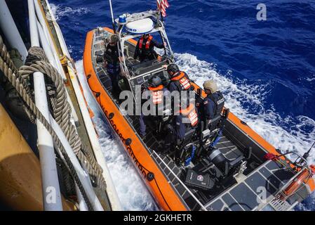 I membri dell'equipaggio della Guardia Costiera Cutter Stadfast (WMEC 623) sono in corso durante le operazioni di piccole imbarcazioni il 22 aprile 2021. Coast Guard Cutter la salda ha sequestrato più di 2,400 libbre di cocaina mentre pattugliano le acque internazionali dell'Oceano Pacifico orientale. Foto Stock