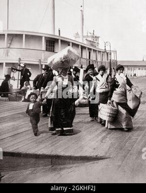 GLI IMMIGRATI DEL 1900 ARRIVANO A ELLIS ISLAND CON I LORO EFFETTI PERSONALI COMPLETI CHE SI TENGONO SULLE MANI DEI BAMBINI, I FASCI SULLA TESTA DELLE DONNE - O5590 HAR001 HARS SORELLA 1 GIOVANE BENVENUTO PAURA SICUREZZA LAVORO DI SQUADRA GIOIA LIFESTYLE STORIA CELEBRAZIONE FEMMINE COPIA SPAZIO FULL-LENGTH SIGNORE PERSONE ISPIRAZIONE MASCHI RISCHIO FRATELLI SPIRITUALITÀ FIDUCIA SORELLE ELLIS B&W LIBERTÀ SUCCESSO IMMIGRANTI SOGNI AVVENTURA CORAGGIO E MIGRAZIONE SCELTA ECCITAZIONE POTENTE PROGRESSO ARRIVANDO ORGOGLIO OPPORTUNITÀ EMIGRARE SULLA POLITICA FRATELLI EMIGRANTI CONCETTUALI DEI BAMBINI SFUGGIRE EMIGRANTI IMMIGRAZIONE CANESTRI DONNE COMPLETA GIOVANI MAMME Foto Stock