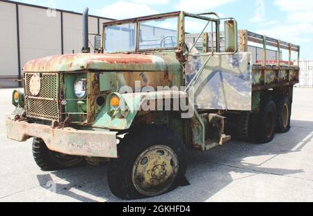 La seconda M35A2 arrivò al Boatwright Maintenance Facility a Fort Knox, Kentucky, 5 aprile 2021 dopo essere stata spedita nelle sue condizioni originali dal deposito dell'esercito di Anniston ad Anniston, Alabama. È stato designato per servire come camion delle parti, permettendo che l'altro M35A2 che è stato spedito con esso sia completamente rinnovato e si è trasformato in in in un tributo a due i soldati di comando di sostegno del teatro che postumously hanno guadagnato la medaglia d'onore durante la guerra del Vietnam. Foto Stock