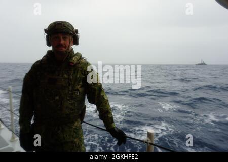 MEDITERRANEO (23 aprile 2021) Petty Officer 1a Classe Derek Zillinger di USCGC Charles Moltrope (WPC 1141) coxswain per le esercitazioni di imbarco con la marina tunisina al largo di Tunisi il 23 aprile 2021. "Oggi è stata un'occasione unica per lavorare insieme ai marinai professionisti della marina tunisina. Apprezzo la possibilità di rafforzare i legami lavorando insieme e condividendo le conoscenze sulla base delle nostre esperienze". Charles Molthrope e USCGC Robert Goldman (WPC 1142) sono sulla strada per il loro nuovo homeport in Bahrain a sostegno della Quinta flotta della Marina degli Stati Uniti e delle forze di pattuglia della Guardia Costiera degli Stati Uniti S. Foto Stock