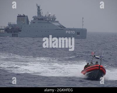 MARE MEDITERRANEO (23 aprile 2021) Il 23 aprile 2021 Una squadra di imbarco dell'USCGC Charles Molthrope (WPC 1141) transita su un peschereccio locale durante un esercizio di imbarco con la marina tunisina dalla nave di pattuglia offshore Jugurtha (P 610) nel Mar Mediterraneo. Charles Molthrope e USCGC Robert Goldman (WPC 1142) sono sulla strada per il loro nuovo homeport in Bahrain a sostegno della Quinta flotta della Marina degli Stati Uniti e delle forze di pattuglia della Guardia Costiera degli Stati Uniti nell'Asia sud-occidentale. Le navi pattugliate della Guardia Costiera degli Stati Uniti stanno conducendo le operazioni nell'area della Sixth Fleet delle forze Navali degli Stati Uniti di supporto del nat degli Stati Uniti Foto Stock