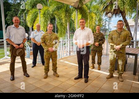 Da sinistra a destra, Don Spinks, commissario per il rimpatrio presso il Dipartimento degli Affari dei Veterani, il comandante dell'Ala Royal Australian Air Force, Anthony Andrews, il comandante dello Squadron n° 13, il brigadiere dell'esercito australiano Ash Collingburn, il comandante della prima Brigata, il ministro australiano del personale della Difesa e degli Affari dei Veterani, L'onorevole Darren Chester, il Colonnello Marino degli Stati Uniti David Banning, comandante della forza rotazionale Marina – Darwin, e l'Australian Army Colon Marcus Constable, comandante della sede del comando Nord, posano per una foto di gruppo alla base RAAF Darwin Off Foto Stock