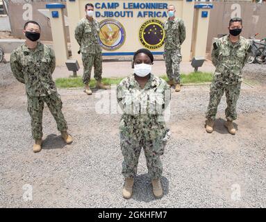 CAMP LEMONNIER, Gibuti (23 aprile 2021) il team Naval Medical Research Unit (NAMRU) pone per una foto tra i compiti a Camp Lemonnier, Gibuti, il 23 aprile 2021. Essi sono riconosciuti per i loro contributi a COVID-19. Dalla primavera del 2020 hanno effettuato migliaia di test di laboratorio. A sostegno dei combattenti Uniti, la NAMRU ricerca e traccia di malattie infettive, problemi di salute ambientale e epidemiologia e scienze comportamentali, per sostenere il personale militare dispiegato in Africa, Medio Oriente e Sud-Ovest asiatico. Foto Stock