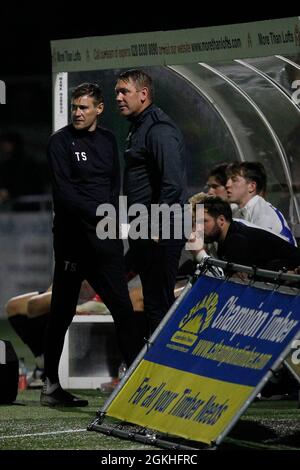 Sutton, Regno Unito. 14 settembre 2021. Hartlepool ha Unito il primo allenatore di squadra Anthony Sweeney con il manager Hartlepool United, Dave Challinor durante la partita EFL Sky Bet League 2 tra Sutton United e Hartlepool United a Gander Green Lane, Sutton, Inghilterra, il 14 settembre 2021. Foto di Carlton Myrie. Solo per uso editoriale, licenza richiesta per uso commerciale. Nessun utilizzo nelle scommesse, nei giochi o nelle pubblicazioni di un singolo club/campionato/giocatore. Credit: UK Sports Pics Ltd/Alamy Live News Foto Stock