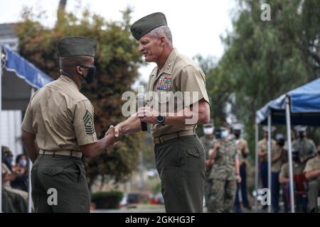 Roger B. Turner Jr., il comandante generale della 1a Divisione Marina, e Sgt. Major Terrence C. Whitcomb, il sergente maggiore uscente della 1a Divisione Marina, scossa le mani durante una cerimonia di rilievo e di appuntamento al Marine Corps base Camp Pendleton, California, 23 aprile 2021. Whitcomb trasferì responsabilità, autorità e responsabilità come sergente maggiore della 1a Divisione Marina al sergente maggiore entrante, Sgt. Jason K. Jones. Foto Stock