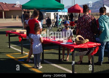 Le famiglie si riuniscono a Felix Field per celebrare la Giornata della Terra a bordo del Marine Corps Air Ground Combat Center, Twentynine Palms, California, 23 aprile 2021. Questo evento orientato alla famiglia ha avuto una varietà di attività che hanno promosso la protezione ambientale. Foto Stock