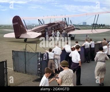 PASSEGGERI DEGLI ANNI '30 A BORDO DI UN AEREO BIPLANARE AMERICAN AIRLINES CONDOR PER UN VOLO COMMERCIALE DALL'AEROPORTO NEWARK NEW JERSEY USA - Q74752C CPC001 HARS NORTH AMERICAN PREMIA RAGAZZO URBANO CENTRO AVVENTURA SERVIZIO CLIENTI ECCITAMENTO NORD-EST AIRLINES AVIAZIONE NJ OCCUPAZIONI MEDIO-ATLANTICO REGIONE COSTA ORIENTALE NEWARK MOBILITÀ NEW JERSEY CONDOR AVIAZIONE COMMERCIALE CURTIS T-32 CONDOR CANCELLO DI CARICAMENTO PRE-TEEN PRE-TEEN RAGAZZO 1934 BIPLANARE ETNIA CAUCASICA VECCHIO ALLA MODA Foto Stock