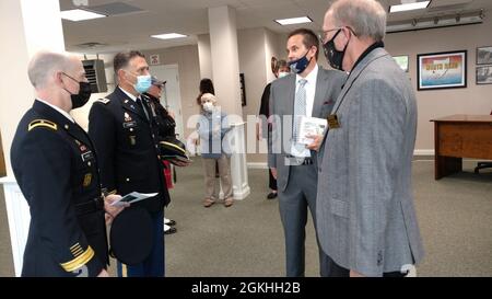 Da sinistra a destra, Briga. Gen. John Hafley, vice comandante delle operazioni generali, ottantesima divisione di preparazione, cap. (Lt. Col.) Robert Lewis, 335esimo segnale di comando, North Bend, Ohio, sindaco Doug Sammons, E l'ambasciatore della Ohio Army Reserve Ralph Veppert parlano insieme prima della cerimonia presidenziale di posa della corona presidenziale William Henry Harrison il 23 aprile 2021, a North Bend. Foto Stock