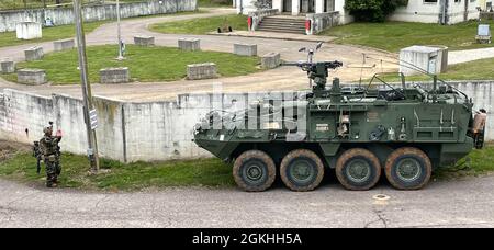 Soldiers of Alpha Company 152, 101st Airborne Division Naviga un veicolo da combattimento M1126 Stryker attraverso un villaggio simulato durante l'esercizio di pronto intervento di emergenza a Fort Knox, Kentucky, 23 aprile 2021. Gli eventi di formazione EDRE e Follow-on offrono alle unità l'opportunità di convalidare le funzionalità di implementazione rapida, nonché di esercitare e perfezionare le procedure operative correnti. Foto Stock