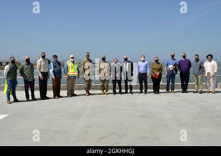 Un gruppo di ingegneri, project manager, militari e civili che hanno lavorato al progetto MOTCO Wharf 2 ne celebra il completamento. La Milestone Celebration che segna il completamento del progetto USACE Wharf 2 presso il Military Ocean Terminal Concord si è tenuta il 23 aprile a Concord, California. Foto Stock