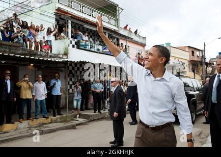 Il presidente Barack Obama ondeggia verso le persone radunate sulla strada fuori del Cidade de Deus (Città di Dio) favela Community Center a Rio de Janeiro, Brasile, 20 marzo 2011. (Foto ufficiale della Casa Bianca di Pete Souza) questa fotografia ufficiale della Casa Bianca è resa disponibile solo per la pubblicazione da parte delle organizzazioni di notizie e/o per uso personale la stampa dal soggetto(i) della fotografia. La fotografia non può essere manipolata in alcun modo e non può essere utilizzata in materiali commerciali o politici, pubblicità, e-mail, prodotti, promozioni che in alcun modo suggeriscono l'approvazione o l'approvazione dei resi Foto Stock