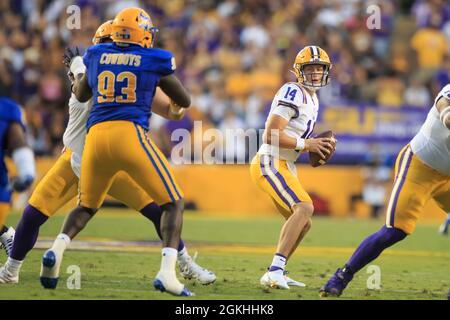 LSU Tigers quarterback Max Johnson (14) guarda verso il basso per un'opportunità di passaggio contro i McNeese state Cowboys, sabato 11 settembre 2021, a Bato Foto Stock