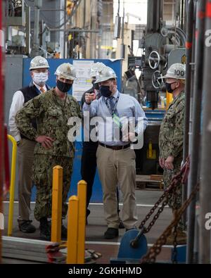 Morsa ADM. William J. Galinis, comandante, Naval Sea Systems Command, ha visitato Puget Sound Naval Shipyard & Intermediate Maintenance Facility, 23 aprile 2021, per visitare le strutture PSNS & FMI, conoscere lo stato delle varie disponibilità di manutenzione e discutere il miglioramento dei processi e gli sforzi di trasformazione. Foto Stock