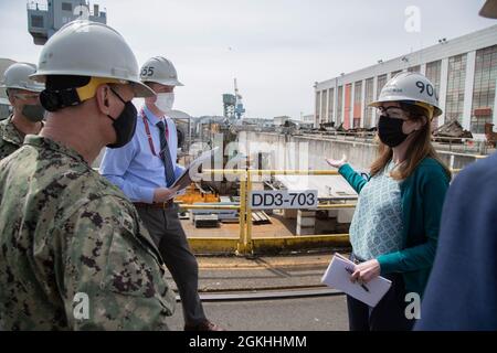 Morsa ADM. William J. Galinis, comandante, Naval Sea Systems Command, ha visitato Puget Sound Naval Shipyard & Intermediate Maintenance Facility, 23 aprile 2021, per visitare le strutture PSNS & FMI, conoscere lo stato delle varie disponibilità di manutenzione e discutere il miglioramento dei processi e gli sforzi di trasformazione. Foto Stock