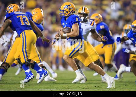 McNeese state Cowboys quarterback Cody Orgeron (8) corre contro le Tigri della LSU, sabato 11 settembre 2021, a Baton Rouge, Louisiana. (Kirk Meche/Image Foto Stock
