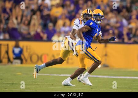 McNeese state Cowboys ampio ricevitore Josh Matthews (6) è difeso da LSU Tigers Cornerback Eli Ricks (1), Sabato, 11 settembre 2021, a Baton Rouge, Lo Foto Stock