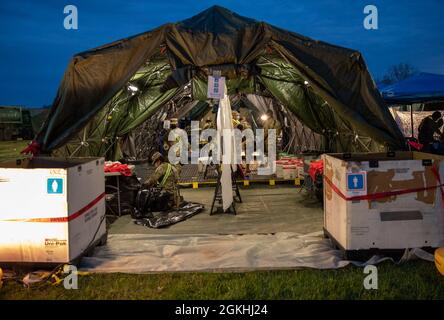 I soldati della riserva dell'esercito degli Stati Uniti della 307th Chemical Company out of Bell, Calif., preparano la loro tenda di decontaminazione ambulatoria prima di un evento di addestramento di decontaminazione di massa durante l'esercitazione Guardian Response 21 al Muscatuck Urban Training Center, Ind., 23 aprile 2021. Guardian Response è un'esercitazione multi-componente Homeland Emergency Response gestita dalla 78° Divisione di addestramento della Army Reserve. Foto Stock