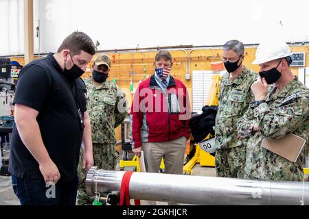 SILVERDALE, Washington (23 aprile 2021) – Matt Tobin, Supervisore, Trident Refit Facility (TRFB) Radar Depot, presenta un albero radar BPS-16 al CMdR (da sinistra a destra). Darrin Barber, addetto alla riparazione, TRFB, Stephen Skaw, responsabile del reparto di riparazione delle armi, TRFB, Capt. Robert Figgs, comandante, TRFB, E Vice ADM. William Galinis, Comandante, Naval Sea Systems Command, durante un tour a TRFB il 23 aprile. Galinis ha visitato TRFB e altri comandi nella regione del nord-ovest per conoscere lo stato delle varie disponibilità di manutenzione e per discutere gli sforzi di miglioramento dei processi e trasformazione. Foto Stock