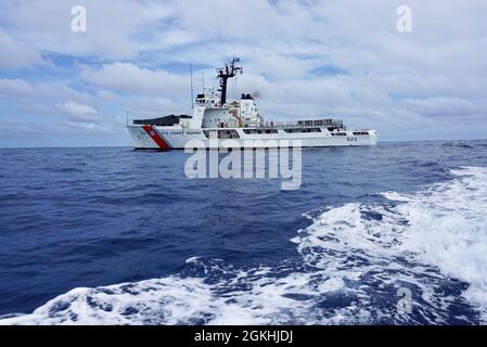 Coast Guard Cutter Steadfast (WMEC 623) vapore nell'Oceano Pacifico orientale il 23 aprile 2021. L'equipaggio di Cutter Guardia Costiera ha sequestrato più di 2,400 libbre di cocaina mentre pattugliando in acque internazionali. Foto Stock