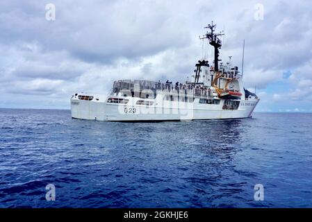 Coast Guard Cutter Steadfast (WMEC 623) vapore nell'Oceano Pacifico orientale il 23 aprile 2021. L'equipaggio di Cutter Guardia Costiera ha sequestrato più di 2,400 libbre di cocaina mentre pattugliando in acque internazionali. Foto Stock