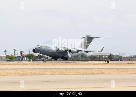 Un C-17 Globmaster III dalla 452nd Air Mobility Wing alla base della riserva aerea di marzo, California, atterra all'Aeroporto Internazionale di Fresno Yosemite. Dopo aver caricato le attrezzature e le forniture, l'aeromobile fornisce il trasporto a Nexus Dawn, con sede centrale presso la base dell'aeronautica militare Beale. Nexus Dawn è un esercizio di preparazione progettato per testare la capacità delle unità Air Force di generare, impiegare e sostenere operazioni aeree in un ambiente di combattimento simulato. Le unità della riserva dell'aeronautica da Travis, Beale, March, McChord e McConnell Air Force Bases e l'unità della guardia nazionale dell'aria da Fresno, Calif. Sono partic Foto Stock