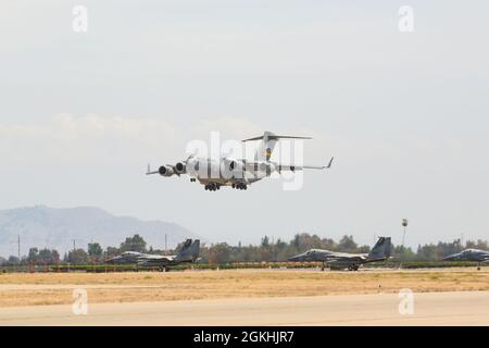 Un C-17 Globmaster III della 452a Air Mobility Wing presso la March Air Reserve Bas, California, atterra all'aeroporto internazionale di Fresno Yosemite, mentre F-15 Eagles forma la 144a standby della California Air National Guard, pronta per il lancio. L'aeromobile si sta preparando a partecipare a Nexus Dawn, con sede centrale presso la base dell'aeronautica militare Beale. Nexus Dawn è un esercizio di preparazione progettato per testare la capacità delle unità Air Force di generare, impiegare e sostenere operazioni aeree in un ambiente di combattimento simulato. Unità Air Force Reserve di Travis, Beale, March, McChord e McConnell Air Force Foto Stock