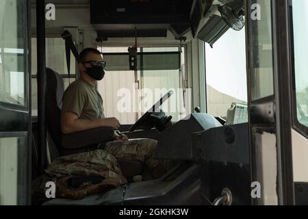 Senior Airman Avery Smith, 380th Expeditionary Logistics Readiness Squadron Ground Transport Support Specialist, attende ad una fermata dell'autobus alla base aerea di al Dhafra, Emirati Arabi Uniti, 24 aprile 2021. Trasporto a terra gli Airmen sono responsabili del trasporto di persone, forniture e munizioni. Foto Stock