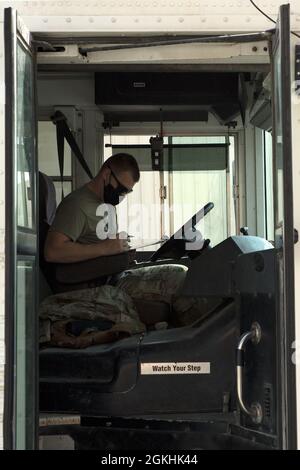 Senior Airman Avery Smith, 380th Expeditionary Logistics Readiness Squadron Ground Transport Support Specialist, rappresenta per i passeggeri sul bus navetta alla base aerea di al Dhafra, Emirati Arabi Uniti, 24 aprile 2021. Il bus navetta di base è operativo 24 ore su 24, sette giorni su sette, a supporto della 380a missione Air Expeditionary Wing. Foto Stock