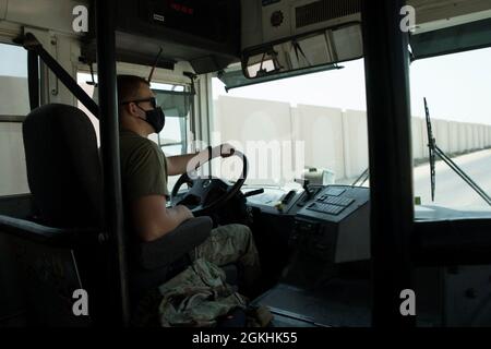 Senior Airman Avery Smith, 380th Expeditionary Logistics Readiness Squadron Ground Transport Support Specialist, gestisce il bus navetta sulla base aerea di al Dhafra, Emirati Arabi Uniti, 24 aprile 2021. Il bus navetta base trasporta centinaia di Airmen dislocati ogni giorno per supportare la missione della 380a Air Expeditionary Wing. Foto Stock