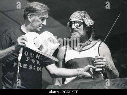 4 luglio 1980: Dietro le quinte con WILLIE NELSON (a destra) e FARON YOUNG al picnic del 4 luglio al Pedernales Country Club a ovest di Austin, Texas, vicino al lago Travis. ©Bob Daemmrich Foto Stock